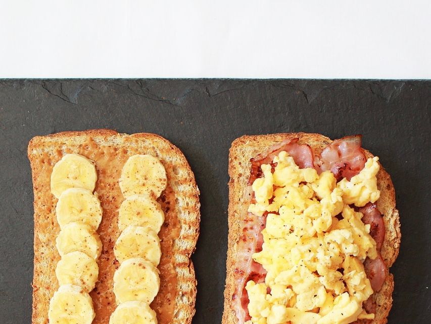 Duas tostas uma com bananas, outra com bacon e ovos mexidos