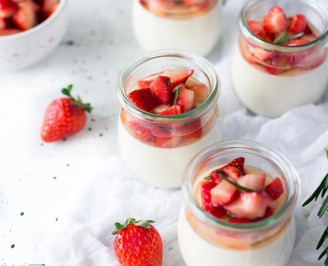 Foto de Panna Cotta com molho de morango