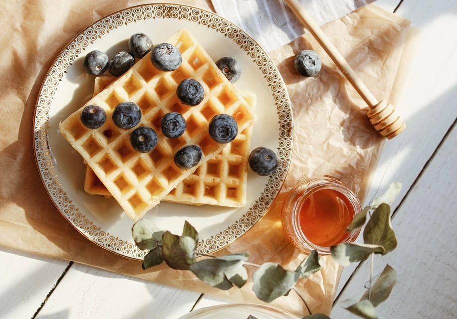 Prato com waffles e mirtilos